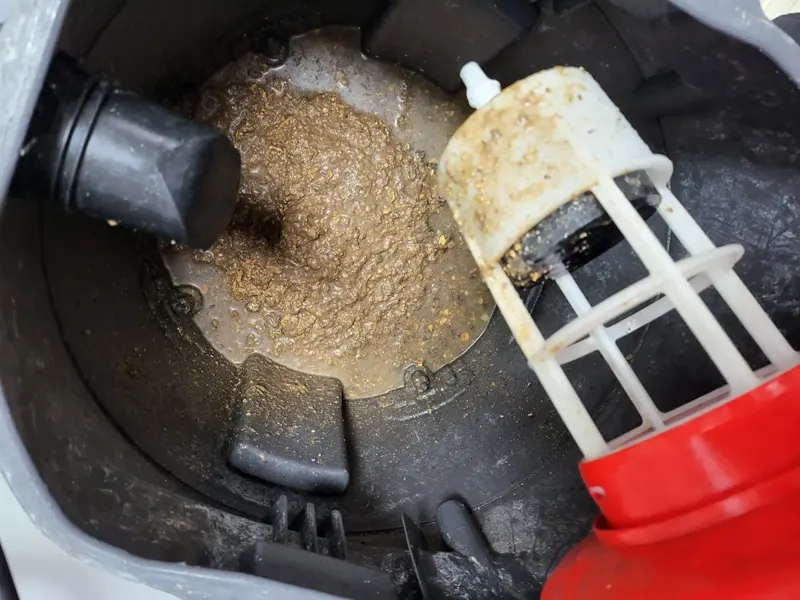 청주 상당구 석션 통 안에 모인 음식물 찌꺼기